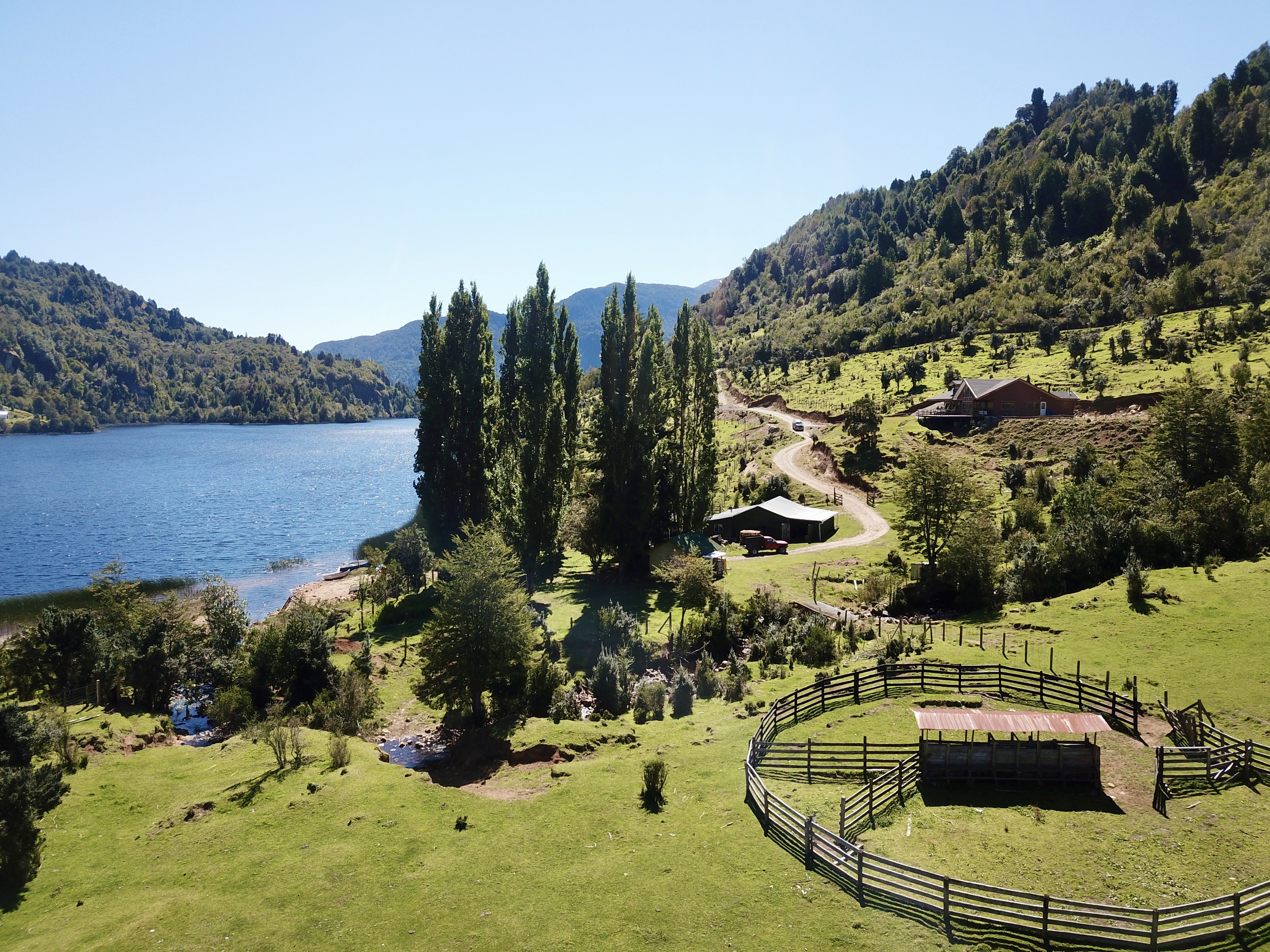 Vivienda existente junto al lago dentro del fundo