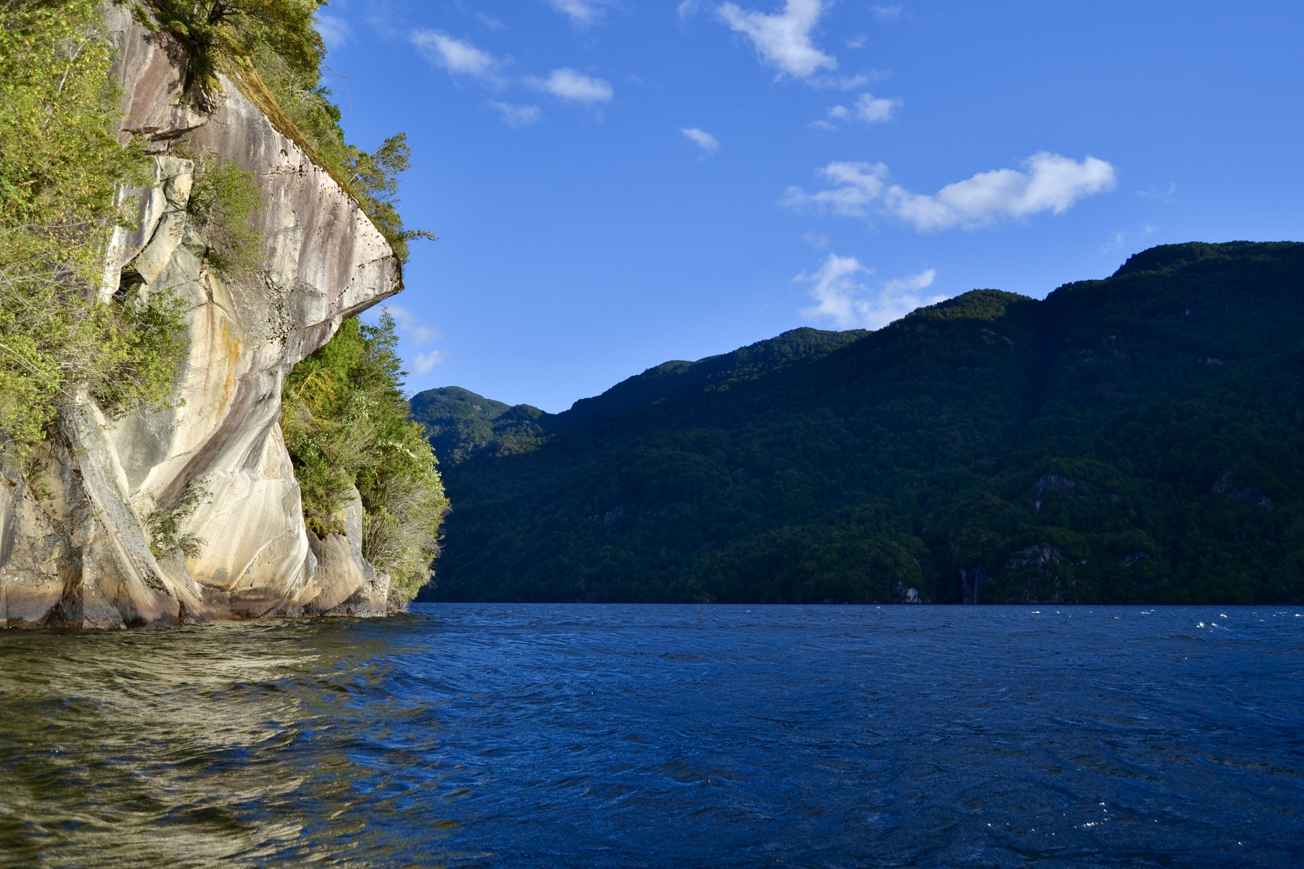 Formación rocosa a orillas del lago