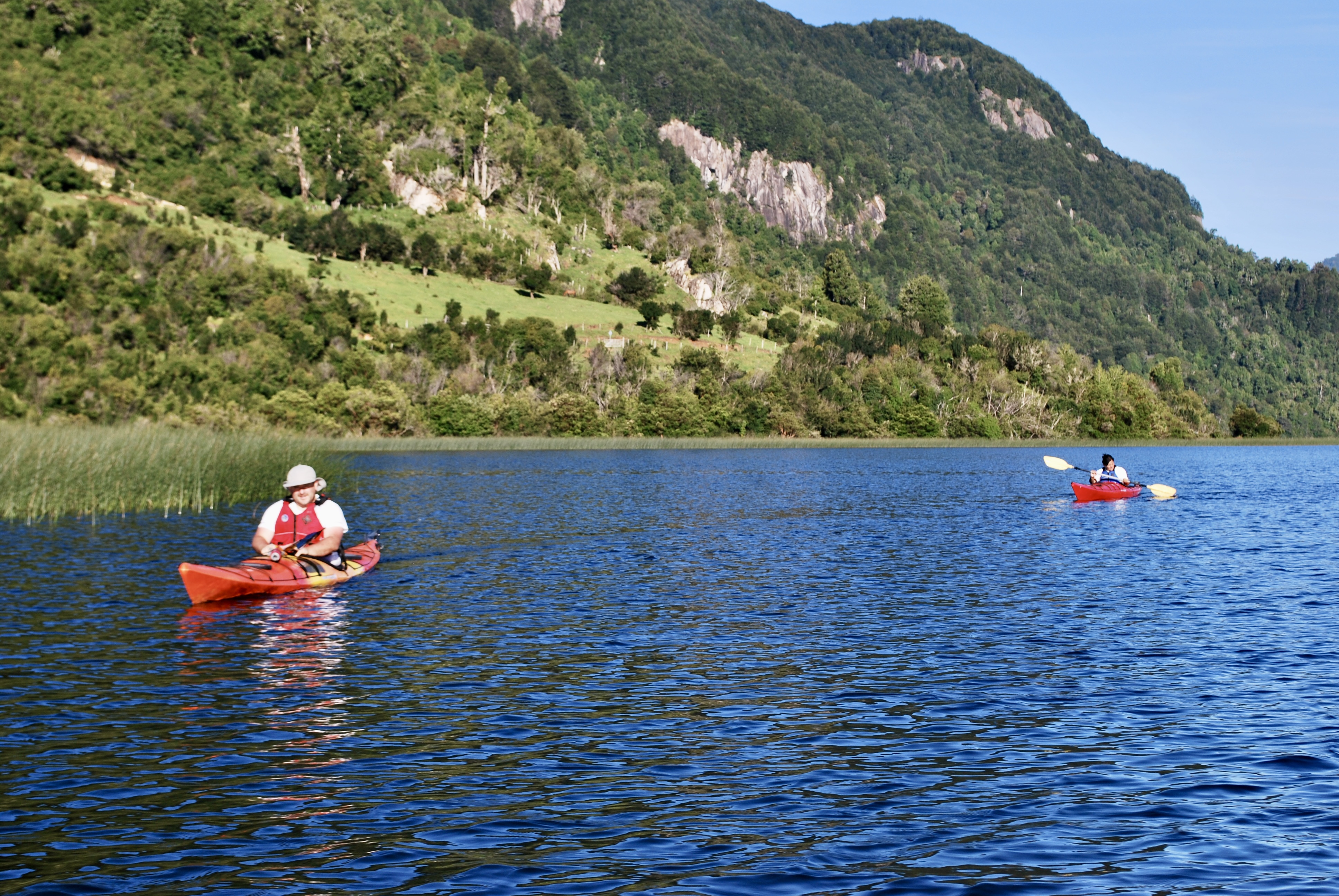 Kayaks navegando en Lago Portales