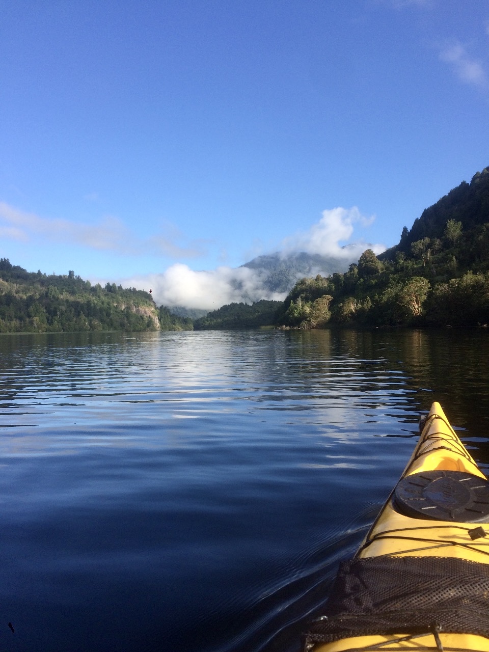 Kayak navegando en Lago Portales