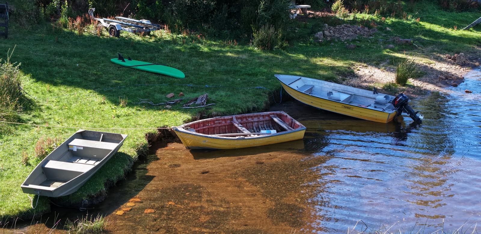Botes y equipo náutico en la orilla de Lago Portales