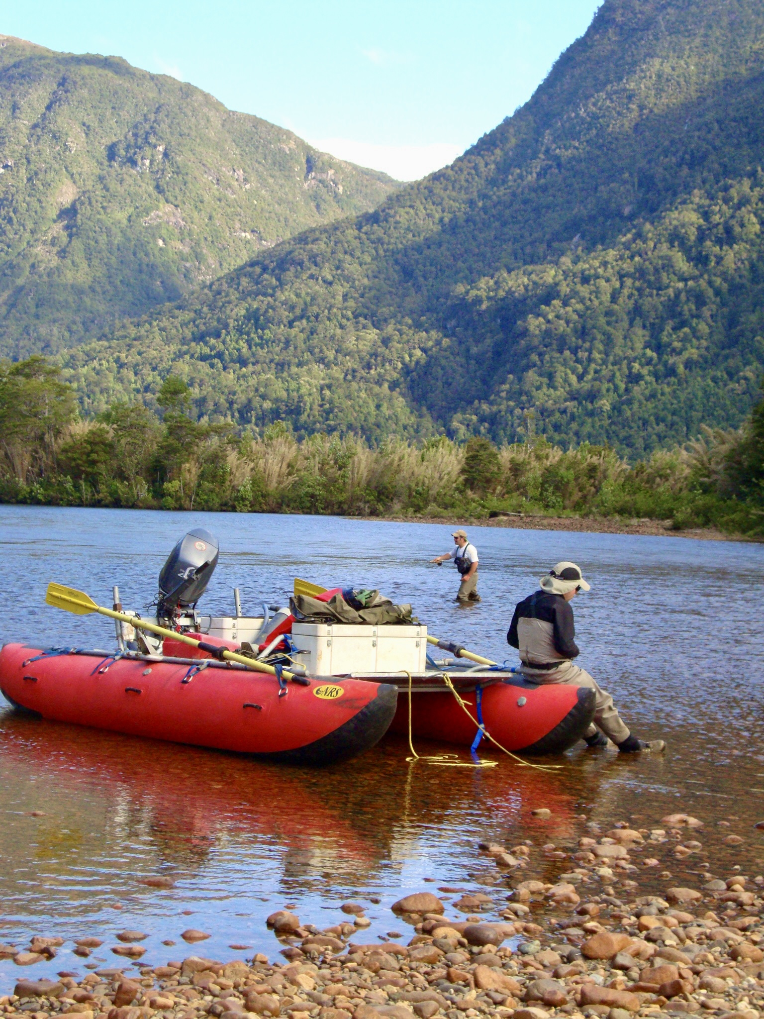 Pescadores con balsa en un río cercano al fundo