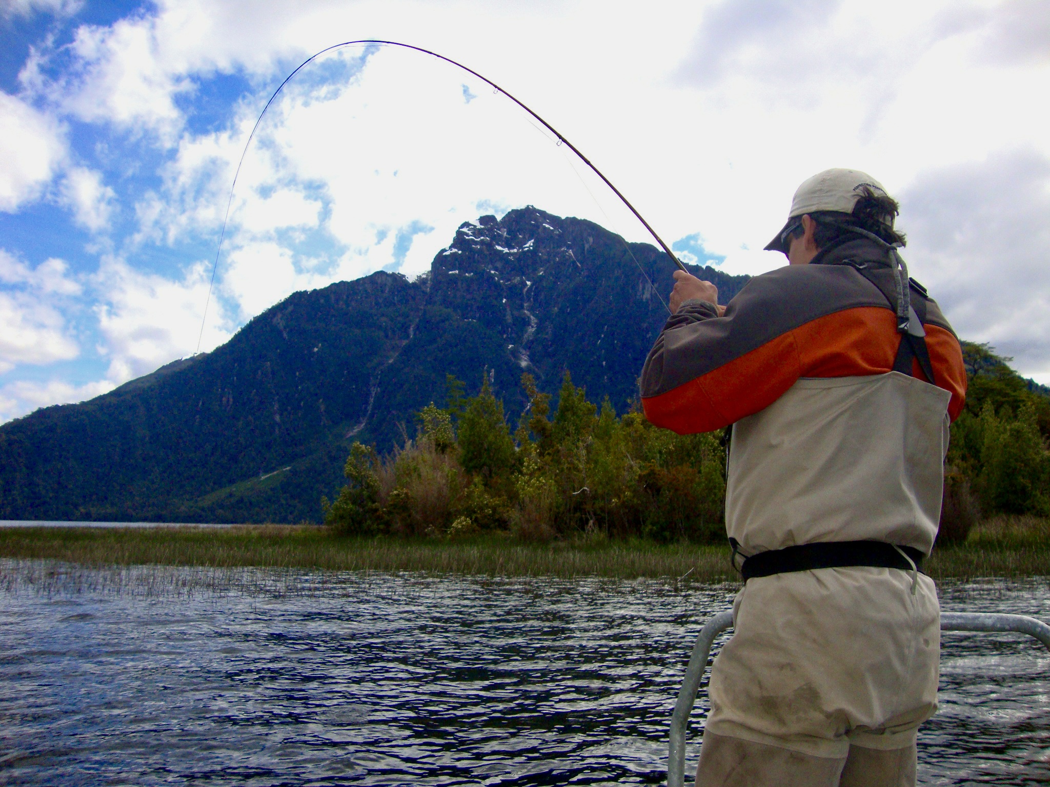 Pesca con mosca frente a la cordillera en Lago Portales