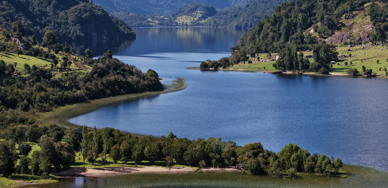Vista aérea de Lago Portales entre montañas